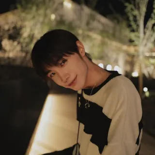 ☺️ d1f3b1a2 คน, ภาพเหมือน, ชายหนุ่ม, ลำลอง, กลางคืน telegram sticker