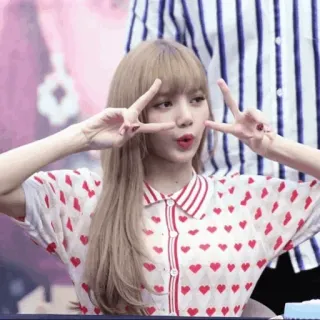 🍣 8cb7e785 Lisa kpop, певец, знак мира, сердечки, айдол whatsapp sticker