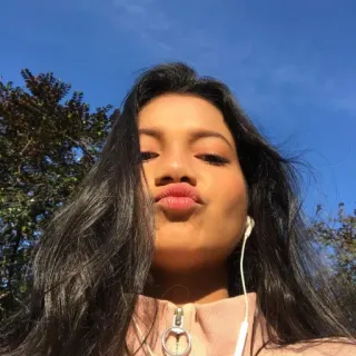 🍟 a2930e7f Frau, Selfie, Porträt, Gesicht, Haare, Draussen, Person telegram sticker