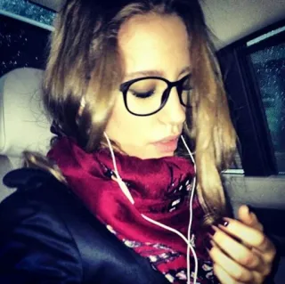 🤓 24f2b5df ผู้หญิง, ภาพเหมือน, ผ้าพันคอ, แว่นตา, หูฟัง telegram sticker