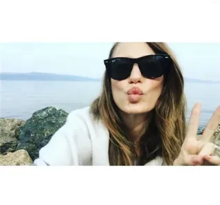 ✌ d5750f25 ผู้หญิง, สัญลักษณ์สันติภาพ, แว่นกันแดด, เซลฟี่, ภาพเหมือน, โพสท่า, กลางแจ้ง telegram sticker