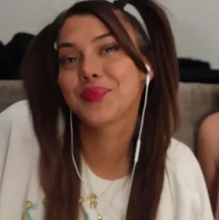 ▪️ 13e6251c ผู้หญิง, ภาพเหมือน, บุคคล, ใบหน้า, ผมเปีย, ผมสีน้ำตาลเข้ม telegram sticker