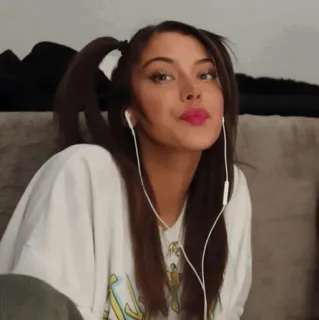 ▪️ 7b93432c ผู้หญิง, ผู้หญิง, ภาพเหมือน, หูฟัง, ความงาม, เซลฟี่ telegram sticker