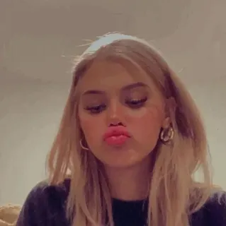 ▪️ d288df1b ผู้หญิง, ผมบลอนด์, เซลฟี่, ผู้หญิง, ภาพเหมือน, จูบ, ทำปากจู๋ telegram sticker