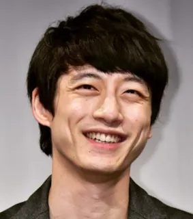 😂 03fee4a0 мужчина, портрет, актер, улыбка, человек, азиат, лицо telegram sticker