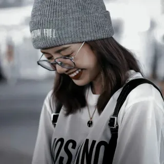 🎶 79aff1ca 女人, 眼镜, 针织帽, 微笑, 人, 项链, 休闲 telegram sticker