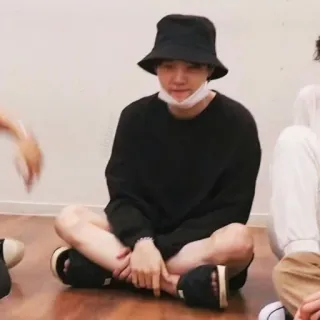 🍪 2095f125 Orang, Topi bucket, Duduk, Di dalam ruangan, Pakaian kasual, Sandal whatsapp sticker