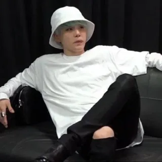 🍪 3a12d12d orang, pria, duduk, sofa, putih, topi bucket whatsapp sticker