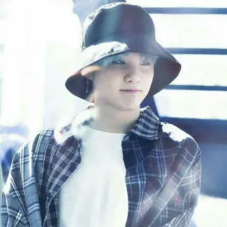 🍪 79275d43 Suga orang, K-pop, penyanyi, artis, mode, topi, kotak-kotak whatsapp sticker