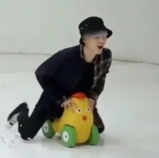 🍪 862266e6 orang, bucket hat, mobil mainan, berkuda, tersenyum, di dalam ruangan whatsapp sticker