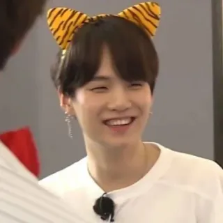 🍪 a31e627f orang, tersenyum, telinga harimau, imut, potret, dalam ruangan whatsapp sticker