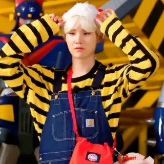 🍪 f38136b7 orang, potret, rambut pirang, kaos kuning, mode, Idol K-pop whatsapp sticker