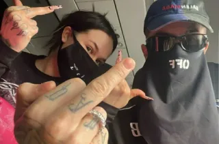 🖕 4739e84a 人々, 中指, 侮辱的, 飛行機, マスク, サングラス whatsapp sticker