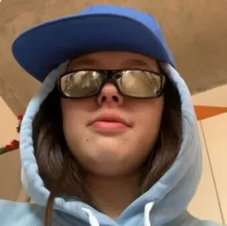 😎 4a5486ad osoba, okulary przeciwsłoneczne, kapelusz, bluza z kapturem, portret telegram sticker