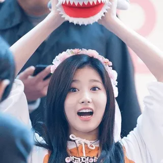 😲 8ec7e752 애교덩어 Coreano, Mulher, Coroa de flores, Fantoche de tubarão, Sorriso telegram sticker