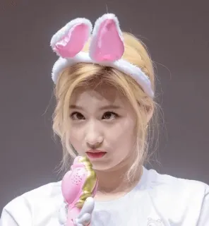 🐰 b4e150e1 mulher, pessoa, orelhas de coelho, cabelo loiro, brinquedo rosa, ídolo telegram sticker