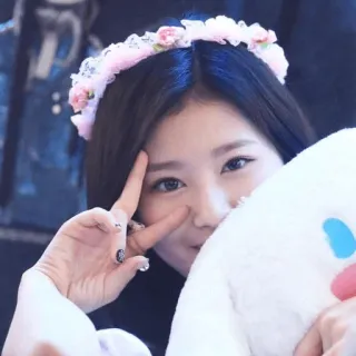 ✌ c3e56cb2 mulher, coroa de flores, fofo, retrato, sinal de paz telegram sticker