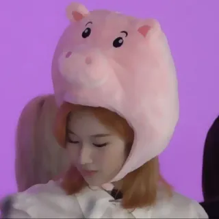 🍑 271a95ba woman, pig, hat, portrait, face whatsapp sticker