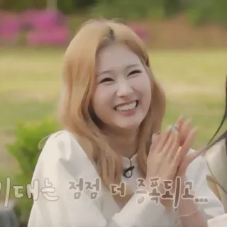 🍑 4fff65da 기대는 점점 더 증폭되고... woman, smile, happy, korean, blonde hair, outdoors whatsapp sticker