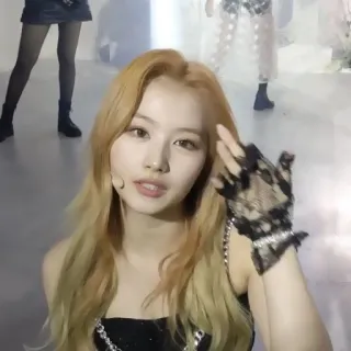 🍑 f2b16d60 woman, singer, idol, portrait, blonde hair, fashion whatsapp sticker