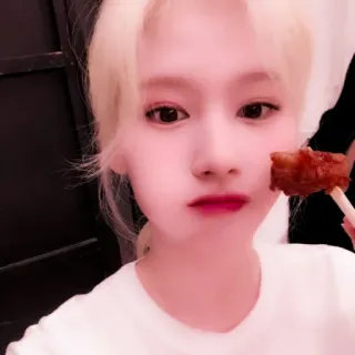 🧺 6b5d7311 mujer, retrato, comiendo, comida, K-pop, ídolo whatsapp sticker