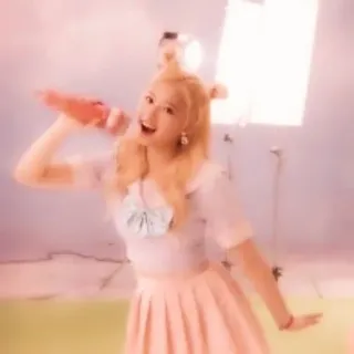 🧺 cca4b41b mujer, cantante, micrófono, ídolo, kpop, actuación, chica whatsapp sticker