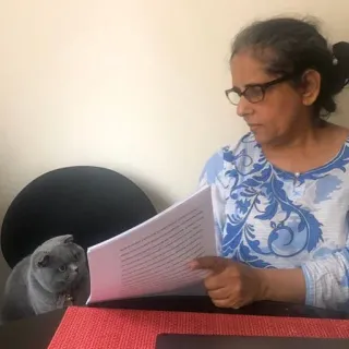 🐈 167dbe5b femme, chat, lecture, intérieur, maison, table telegram sticker