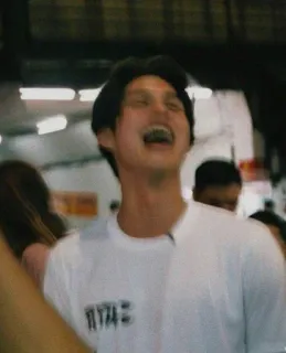 😆 3557ebeb 1174 사람, 남자, 흰 셔츠, 숫자, 웃음 telegram sticker