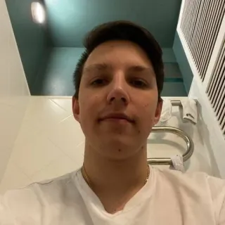 😌 1b2a2e75 เซลฟี่, ผู้ชาย, ในร่ม, ภาพเหมือน, คน whatsapp sticker