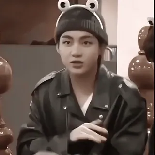 😋 2483ee45 V V, K-Pop, Korea, Penyanyi, Entertainer, Beanie telegram sticker