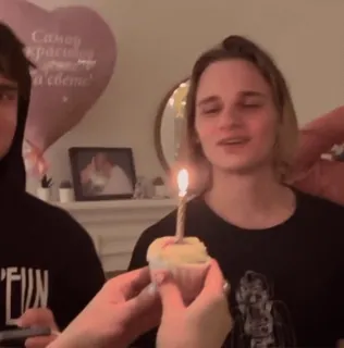 🥳 53d8ec64 Самого красивого в свете! день рождения, кекс, свеча, праздник whatsapp sticker