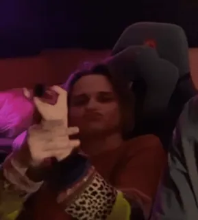 🥳 b62bcb40 жест, средний палец, оскорбительный, человек, стул whatsapp sticker