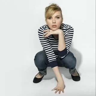 🖤 92356e85 femme, portrait, décontracté, jean, accroupi, cheveux blonds, chemise rayée telegram sticker