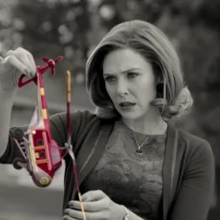 🤔 0679e112 Wanda Maximoff WandaVision Marvel, Elizabeth Olsen, máy bay trực thăng, đồ chơi, chương trình TV telegram sticker