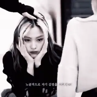 🗽 b49eb0d8 노골적으로 자기 감정을 드러내다 potret, wanita, ekspresi, emosi, hitam putih telegram sticker