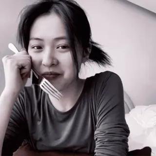 🗽 c2be9f61 wanita, garpu, potret, makanan, makan, orang telegram sticker