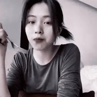 🗽 e72f0f2d wanita, makan, garpu, orang, potret telegram sticker