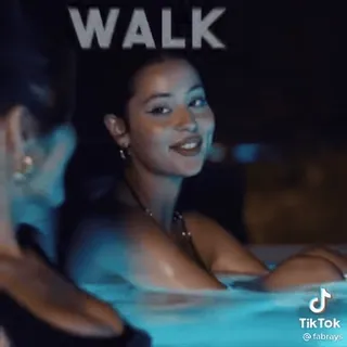 🎈 cc8e040d WALK chica, sonrisa, agua, nadar, tarde telegram sticker