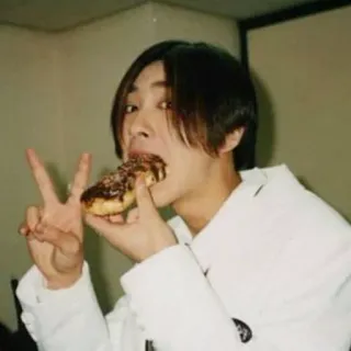 🍔 5be00fe4 personne, donut, manger, signe de paix, nourriture, collation telegram sticker