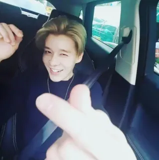 ❤ e2522f52 kpop, selfie, homme, coeur avec les doigts, mignon, personne, intérieur telegram sticker