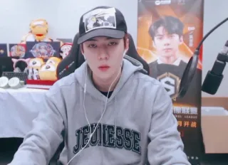 👑 62a898e0 JEUNESSE 男人, 肖像, 室内, 人, 年轻人, 帽子 telegram sticker