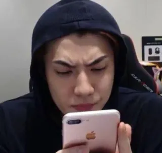 👑 97d00532 人, 电话, 帽衫, 智能手机, 室内, 科技 telegram sticker