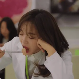 🪅 4ec95df6 wanita, makan, makanan, sumpit, asia, orang telegram sticker