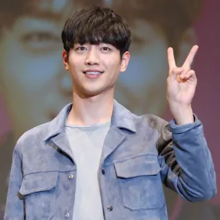 ✌️ 729185c6 uomo, sorriso, segno di pace, asiatico, coreano, attore, celebrità telegram sticker