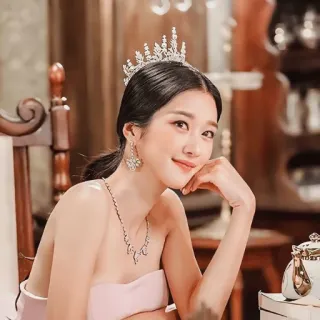 😍 08006730 femme, portrait, bijoux, tiare, collier, boucles d'oreilles, souriant, table telegram sticker