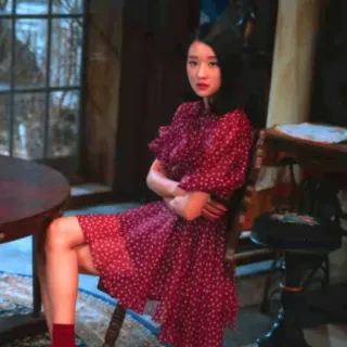 😁 601f35a3 femme, robe, assise, intérieur, actrice, portrait telegram sticker