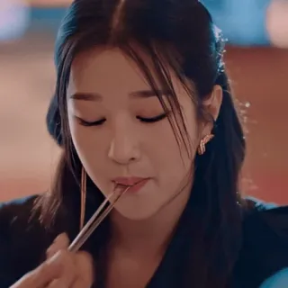 😌 9fcba00e femme, manger, baguettes, asiatique, nourriture, portrait telegram sticker