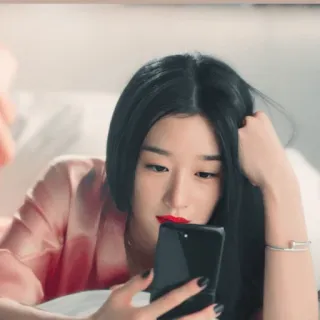 🙈 d53d2f9e femme, portrait, visage, rouge à lèvres rouge, téléphone, coiffure, beauté coréenne telegram sticker