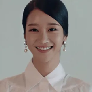 😸 f9cdb7fb femme, portrait, visage, boucles d'oreilles, bijoux, chemise blanche telegram sticker