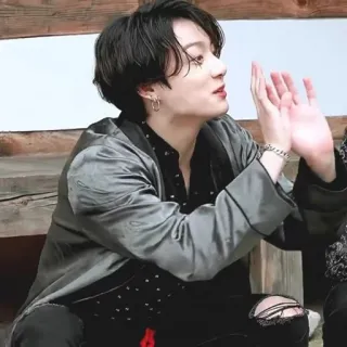 🧷 08694ba4 homme, personne, assis, intérieur, masculin, vêtement telegram sticker